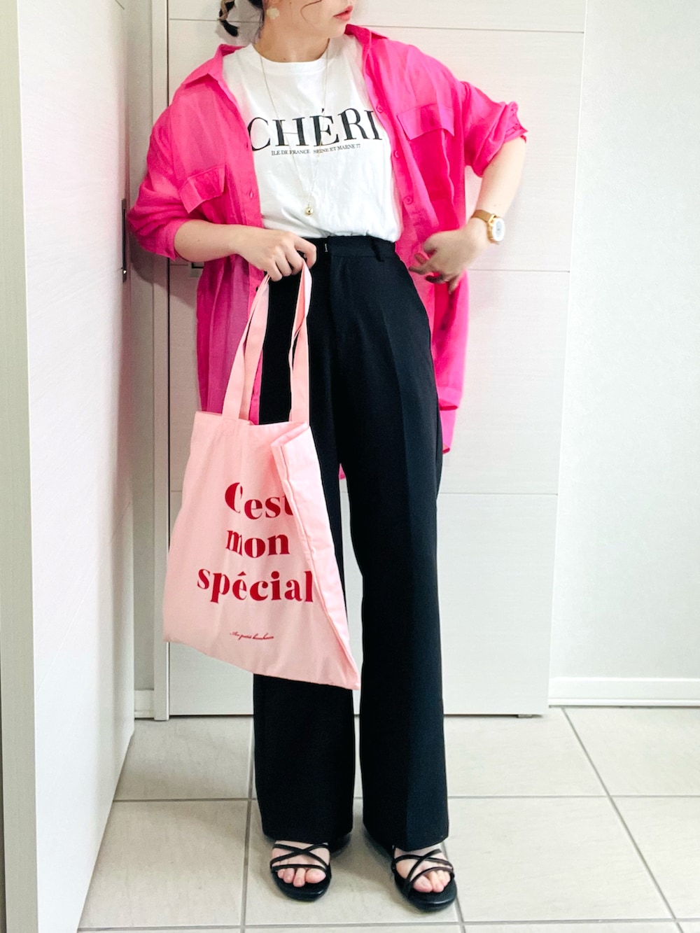 ピンク系のシャツ/ブラウス、ホワイト系のTシャツ/カットソー、ブラック系のスラックスを着用したレディースの夏コーディネートの3枚目の写真