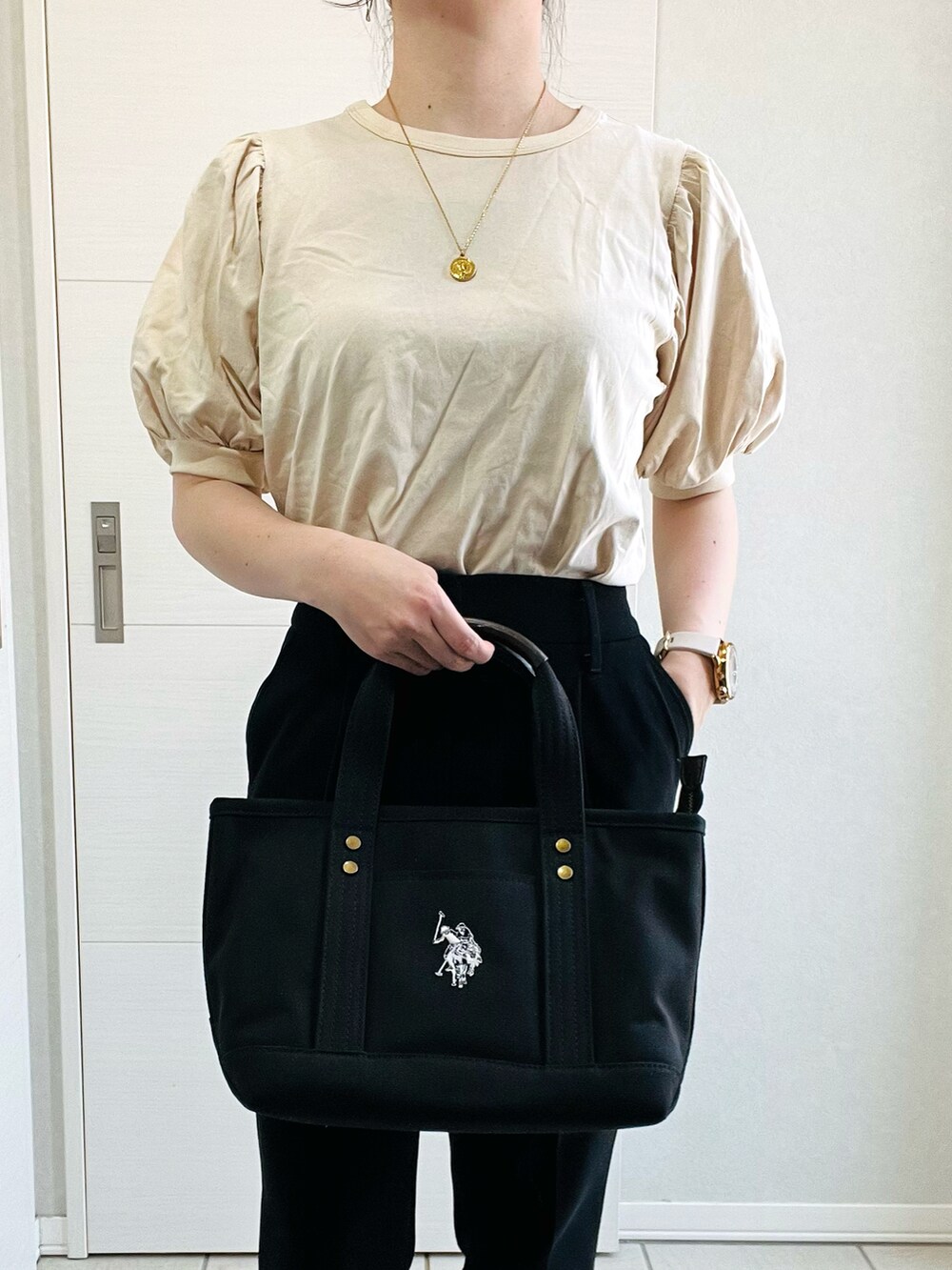 ベージュ系のTシャツ/カットソー、ブラック系のパンツ、ブラック系のローファーを着用したレディースの春コーディネートの5枚目の写真