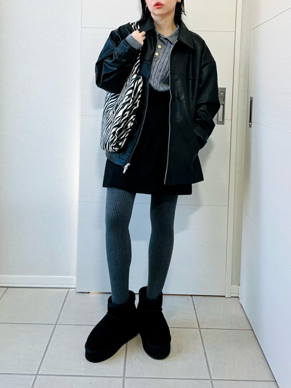 ブラック系のブルゾン、グレー系のニット/セーター、ブラック系のその他パンツを着用したレディースの冬コーディネートの5枚目の写真