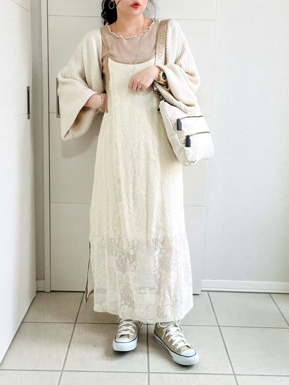 ホワイト系のショルダーバッグ、ホワイト系のカーディガン/ボレロ、ホワイト系のワンピースを着用したレディースの春コーディネートの4枚目の写真