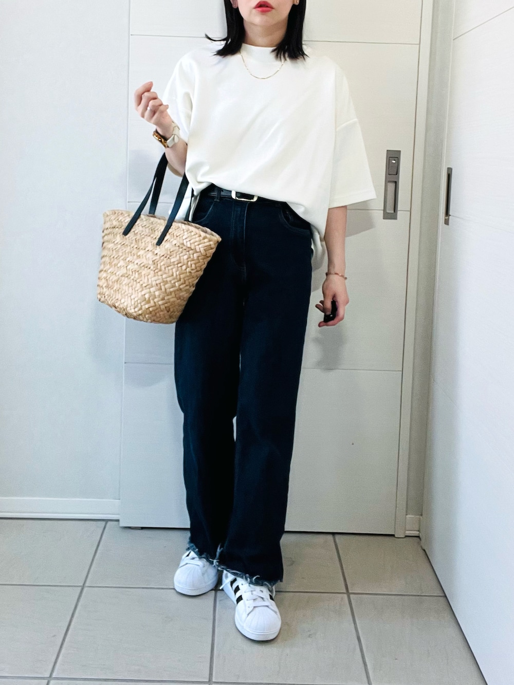 「夏ルックで気分アップ、夏服、夏コーデ、オトナカジュアル、シンプルコーデ、デニム、ゆるコーデ、adidas、アディダス、低身長、低身長コーデ、低身長女子」｜「Fizzの【Fizz/フィズ】　モックネックゆったりダンボール半袖Tee（Tシャツ/カットソー、ホワイト系）」を使った、❁⃘asa❁⃘さん（骨格ストレート・レディース・150cm）の夏コーディネートの2枚目の写真