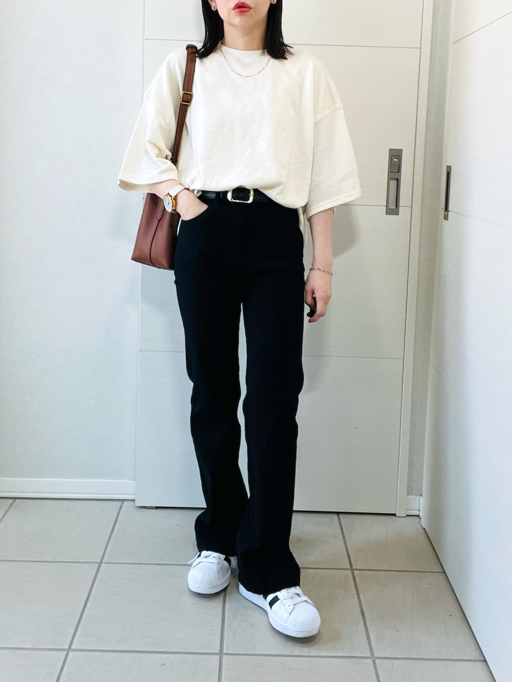 「夏ルックで気分アップ、フレアパンツ、半袖、Tシャツ、シンプルコーデ、低身長、低身長コーデ、低身長女子、Fizz、fizz_zozotown、fizzコーデ」｜「Fizzの【Fizz/フィズ】　ドロップショルダー裏毛半袖Tee（Tシャツ/カットソー、ホワイト系）」を使った、❁⃘asa❁⃘さん（骨格ストレート・レディース・150cm）の夏コーディネートの4枚目の写真