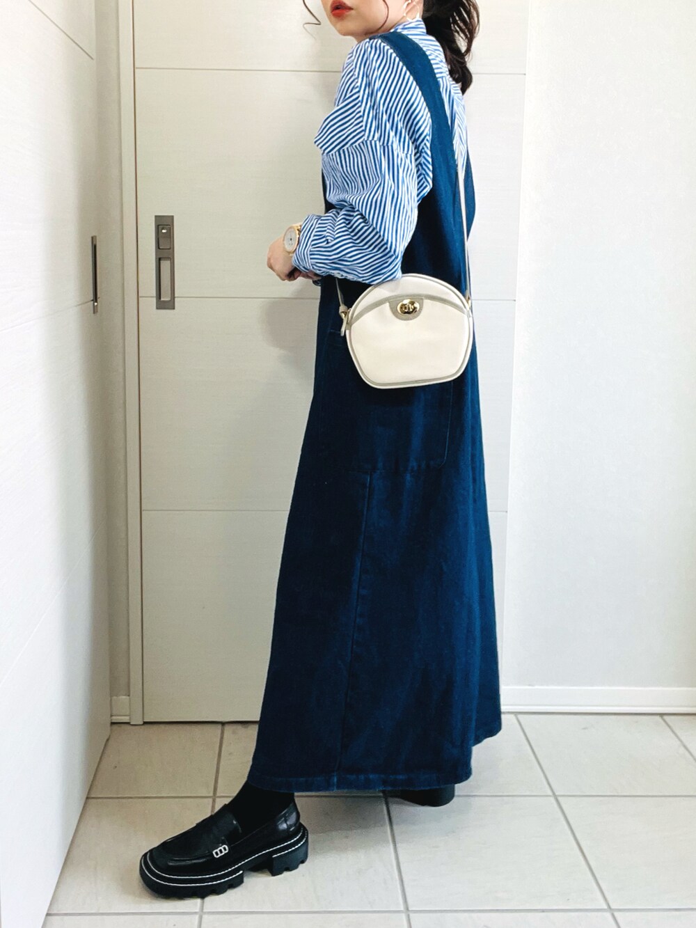 ブルー系のシャツ/ブラウス、ブルー系のワンピース、ブラック系のローファーを着用したレディースの春コーディネートの5枚目の写真