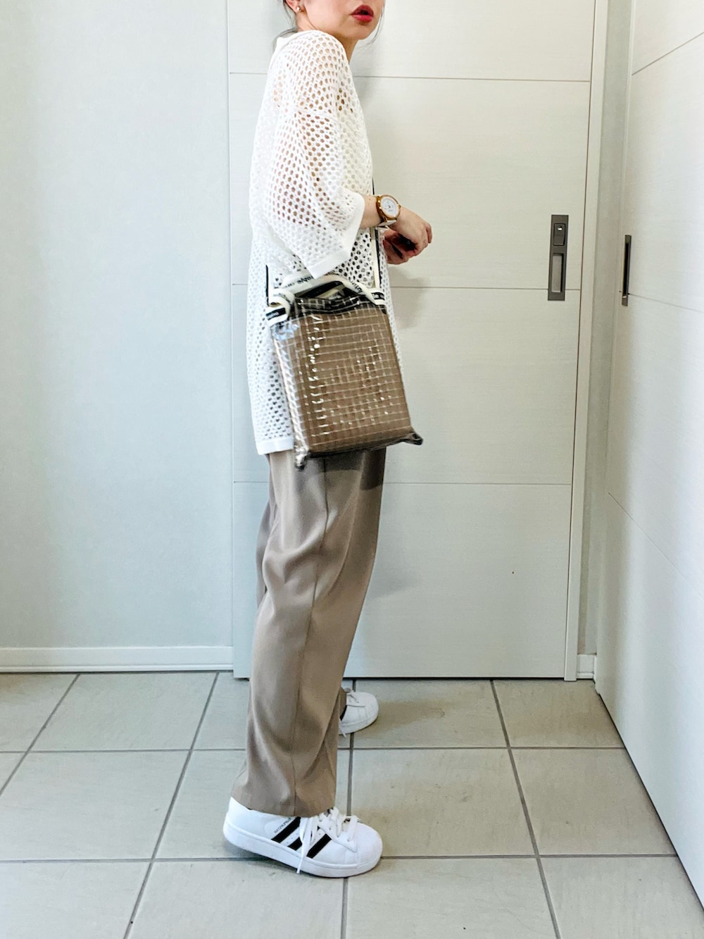 ホワイト系のシャツ/ブラウス、ベージュ系のスラックス、ホワイト系のスニーカーを着用したレディースの夏コーディネートの5枚目の写真