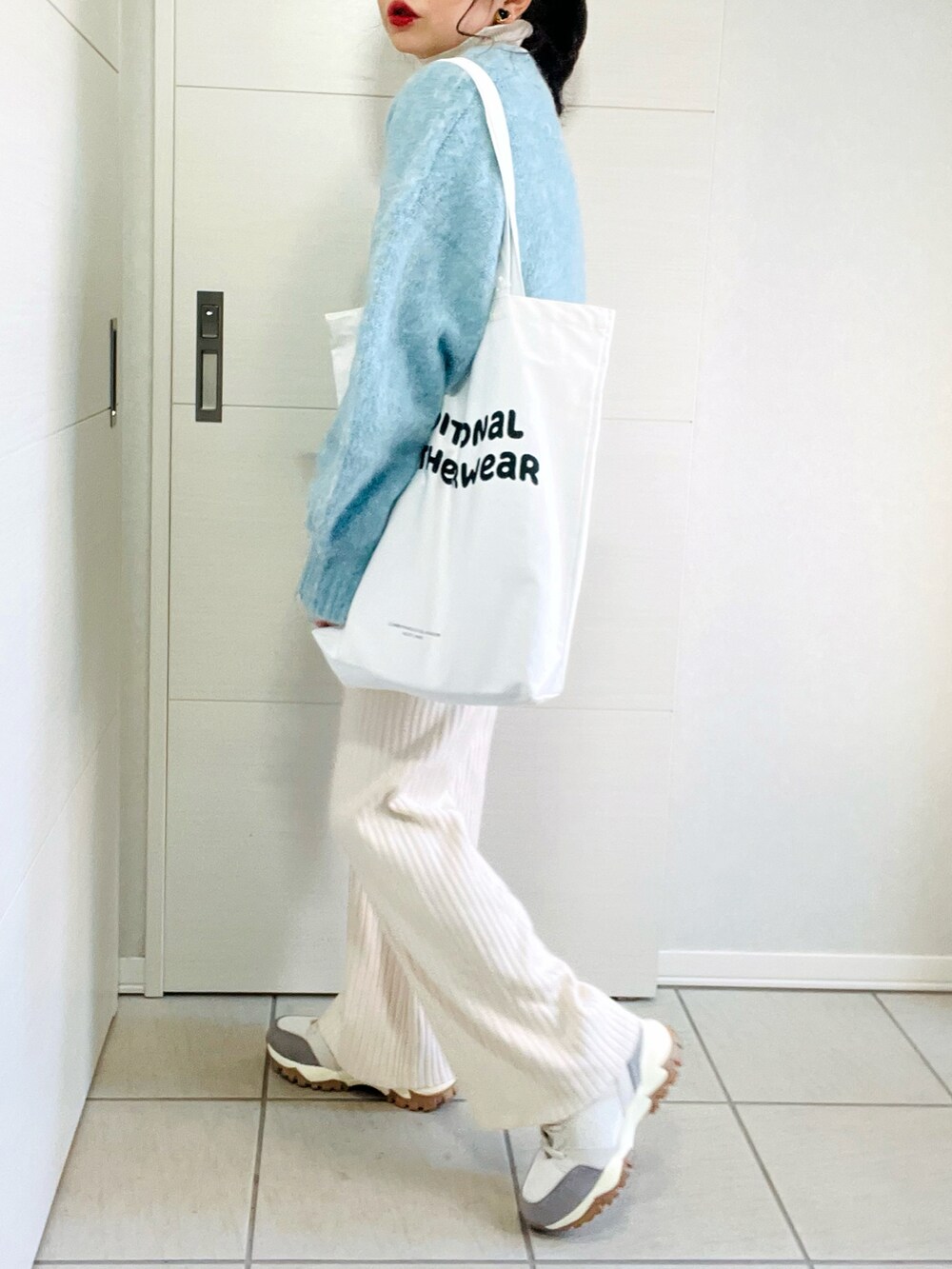 ブルー系のカーディガン/ボレロ、ホワイト系のニット/セーター、ホワイト系のその他パンツを着用したレディースの冬コーディネートの5枚目の写真