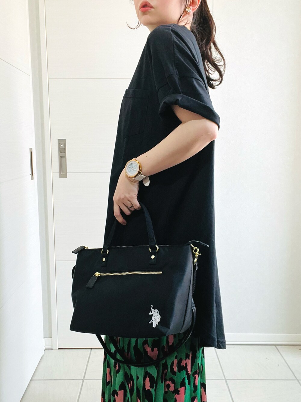 ブラック系のTシャツ/カットソー、グリーン系のスカート、ブラック系のサンダルを着用したレディースの夏コーディネートの3枚目の写真