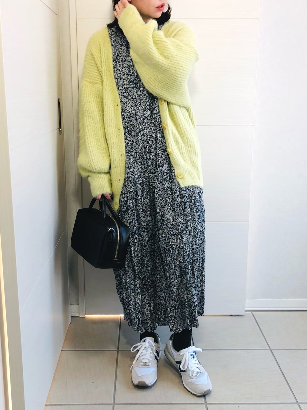 グリーン系のカーディガン/ボレロ、ブルー系のワンピース、ホワイト系のスニーカーを着用したレディースの冬コーディネートの3枚目の写真