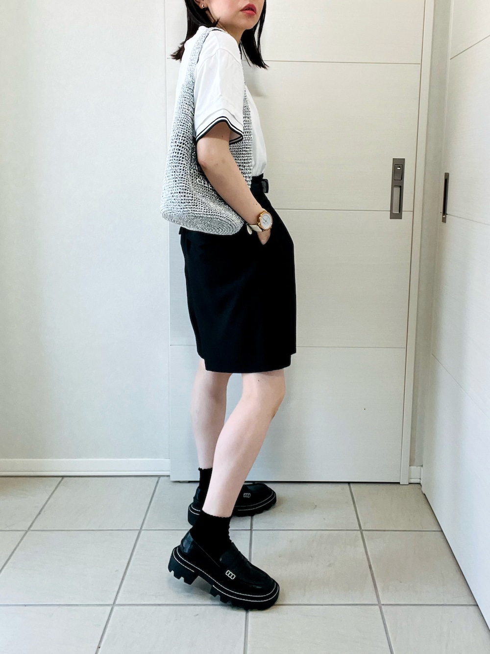 ブラック系のその他パンツ、ホワイト系のTシャツ/カットソー、シルバー系のショルダーバッグを着用したレディースの夏コーディネートの5枚目の写真