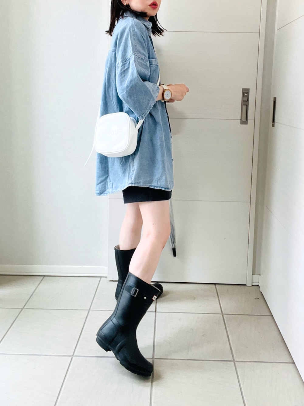 ブルー系のシャツ/ブラウス、グレー系のその他パンツ、ホワイト系のショルダーバッグを着用したレディースの夏コーディネートの5枚目の写真