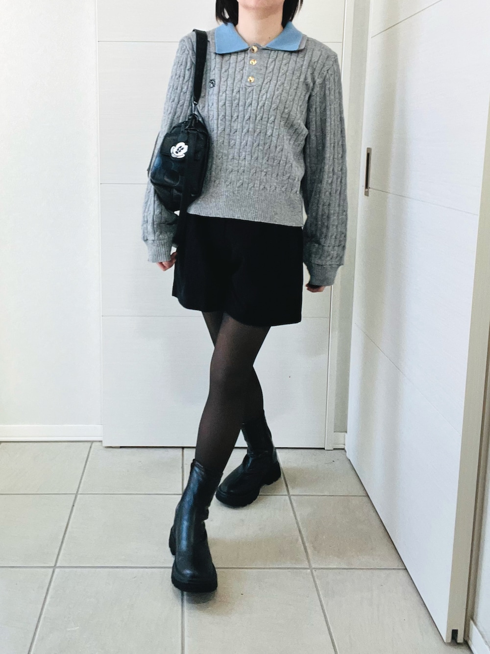 グレー系のニット/セーター、ブラック系のその他パンツ、ブラック系のブーツを着用したレディースの冬コーディネートの4枚目の写真