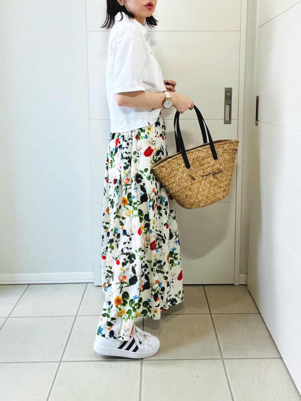 ホワイト系のその他パンツ、ホワイト系のポロシャツ、ホワイト系のスニーカーを着用したレディースの夏コーディネートの5枚目の写真