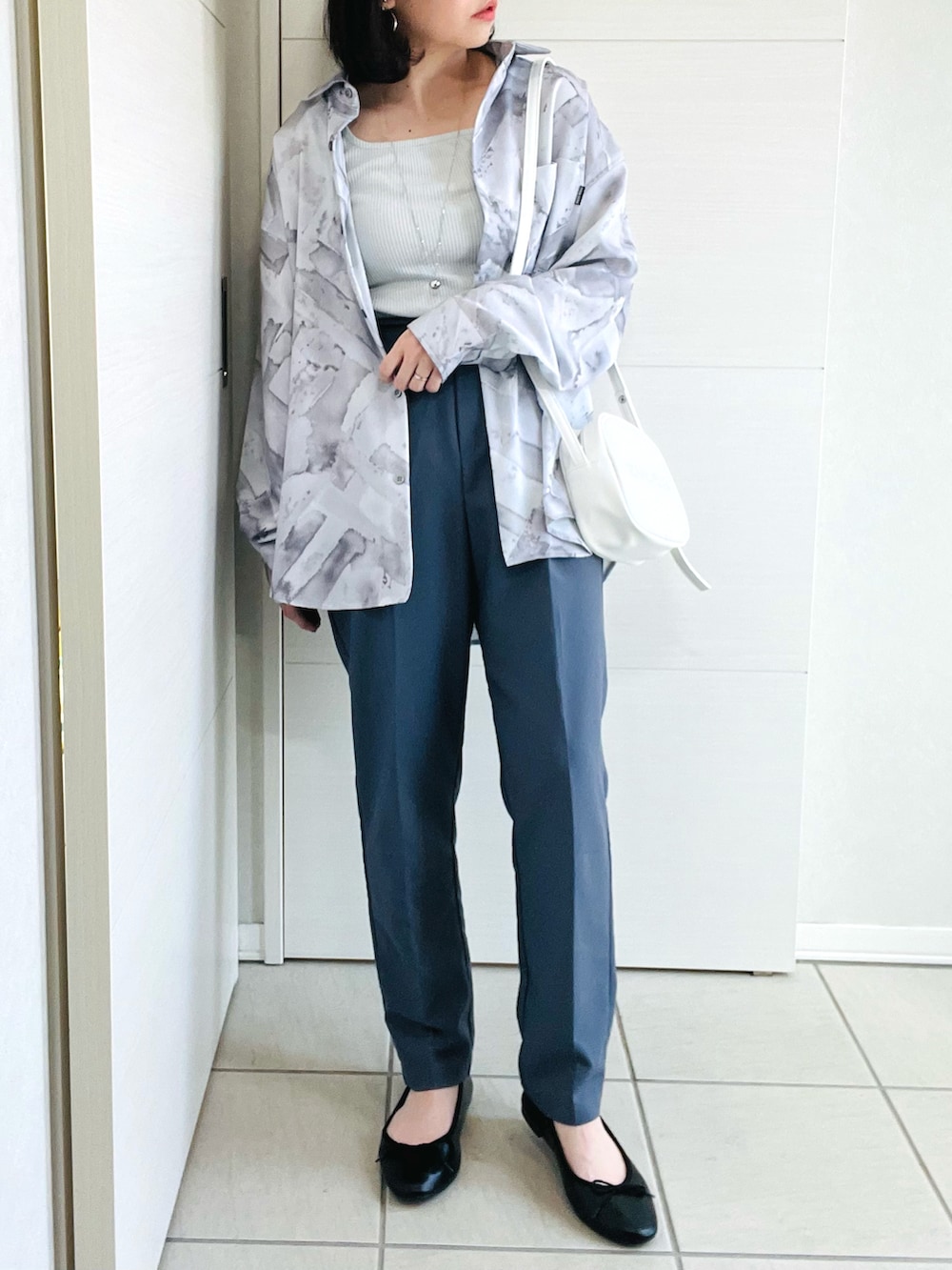 「オトナカジュアル、オトナ女子、シンプル、シンプルコーデ、JOHN'S CLOSET、ジョンズクローゼット、limitedline_naivemagic、パンツスタイル、総柄シャツ、プチプラ、zucca、ズッカ、低身長、低身長女子、低身長コーデ」｜「Naive magicの【a】とろみジョーゼット 総柄プリントシャツ/レトロ風プリント長袖（シャツ/ブラウス、グレー系）」を使った、❁⃘asa❁⃘さん（レディース・150cm）の春コーディネートの3枚目の写真