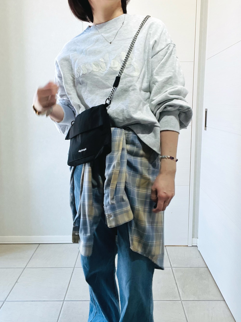 ブルー系のシャツ/ブラウス、ブルー系のデニムパンツ、ホワイト系のスウェットを着用したレディースの春コーディネートの2枚目の写真