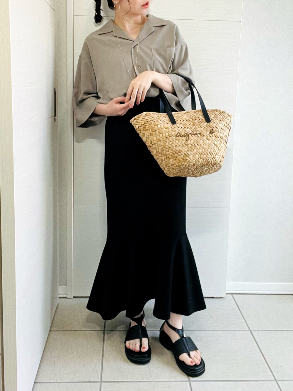 ベージュ系のシャツ/ブラウス、ブラック系のセットアップ、ブラック系のサンダルを着用したレディースの夏コーディネートの3枚目の写真