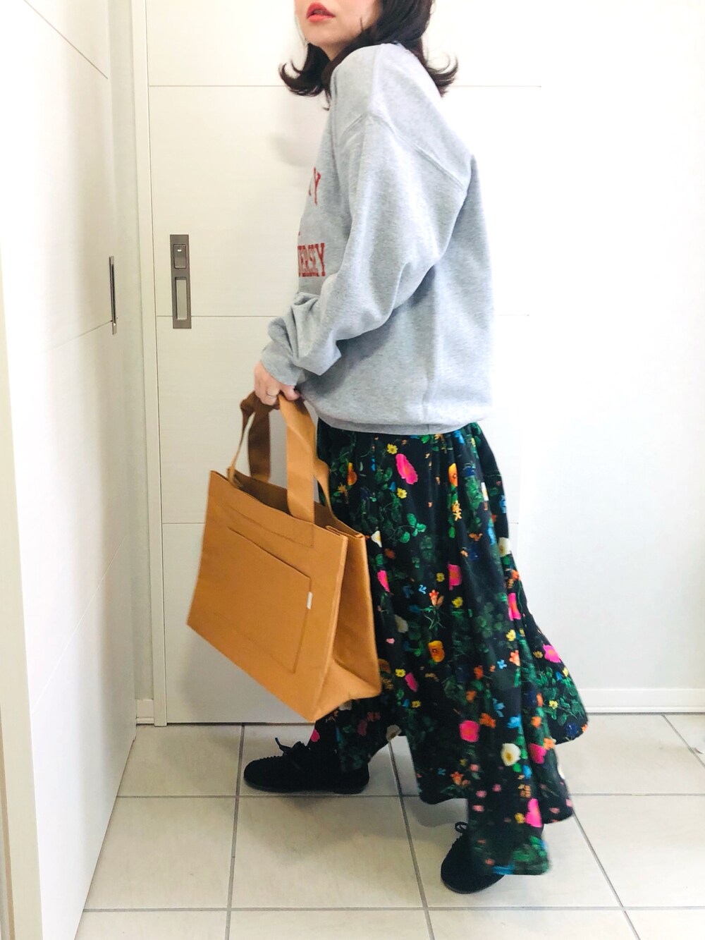 「冬コーデ、オトナ女子、オーバーサイズ、カレッジスウェット、ANGIE VINTAGE、花柄スカート、低身長コーデ、低身長、低身長女子、カジュアルコーデ、カジュアルガーリー、トートバッグ、モカシン、スカート、ペタンコ靴」｜「ANGIEのGILDANカレッジロゴオーバーサイズスウェット(裏起毛）（スウェット、グレー系）」を使った、❁⃘asa❁⃘さん（レディース・150cm）の冬コーディネートの2枚目の写真