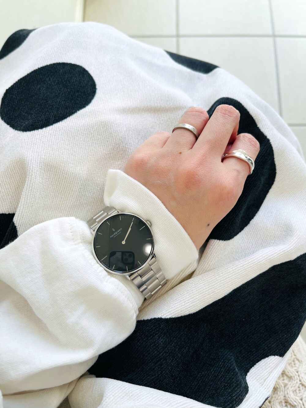 ブラック系のデニムパンツ、ホワイト系のスニーカー、ホワイト系のエコバッグ/サブバッグを着用したレディースの春コーディネートの2枚目の写真