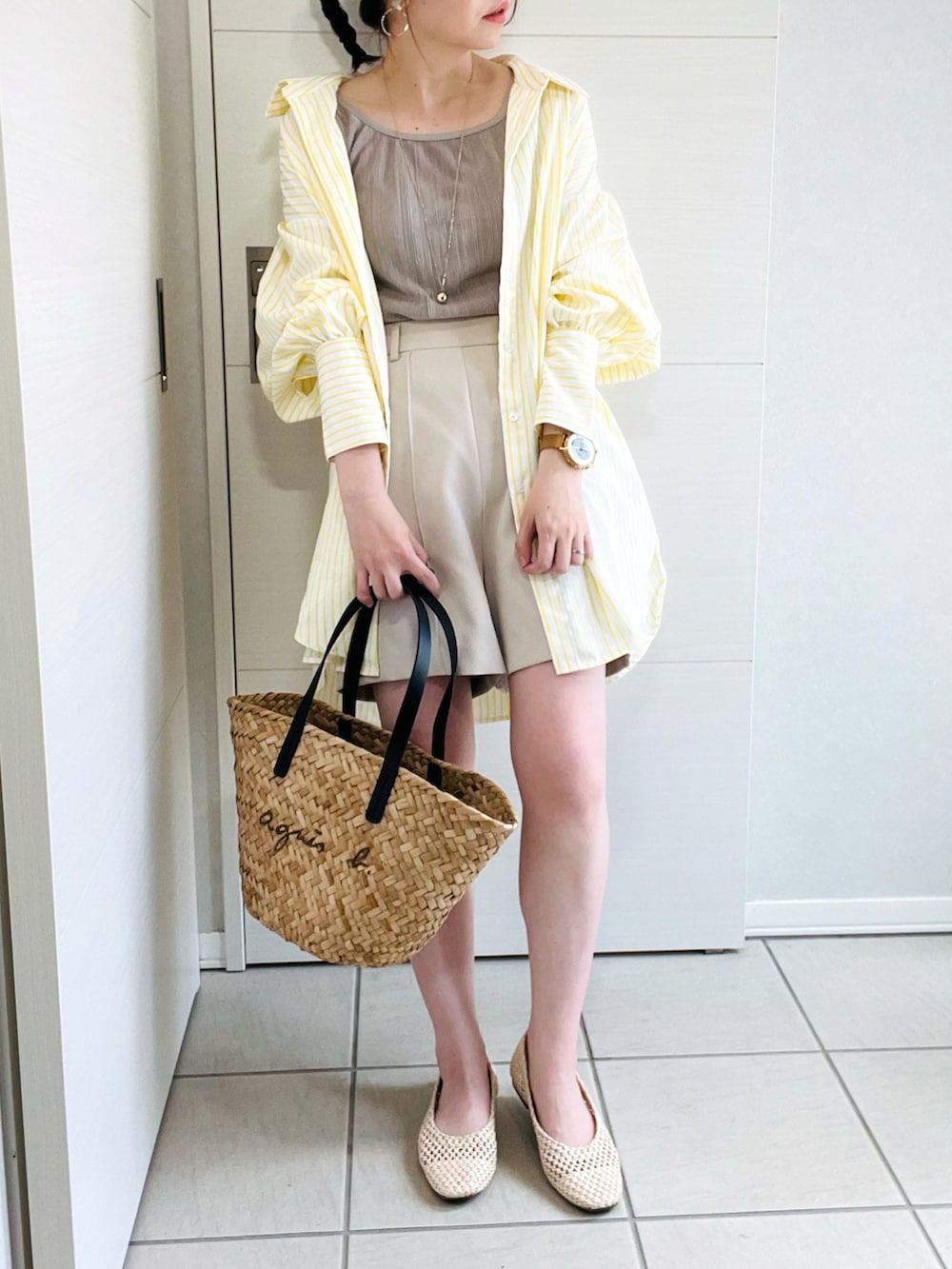 イエロー系のシャツ/ブラウス、ホワイト系のスラックス、ベージュ系のパンプスを着用したレディースの夏コーディネートの3枚目の写真