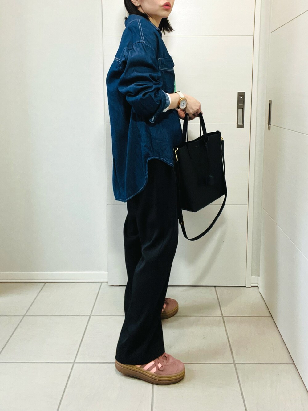 その他のTシャツ/カットソー、ブルー系のシャツ/ブラウス、ブラック系のスラックスを着用したレディースの春コーディネートの4枚目の写真