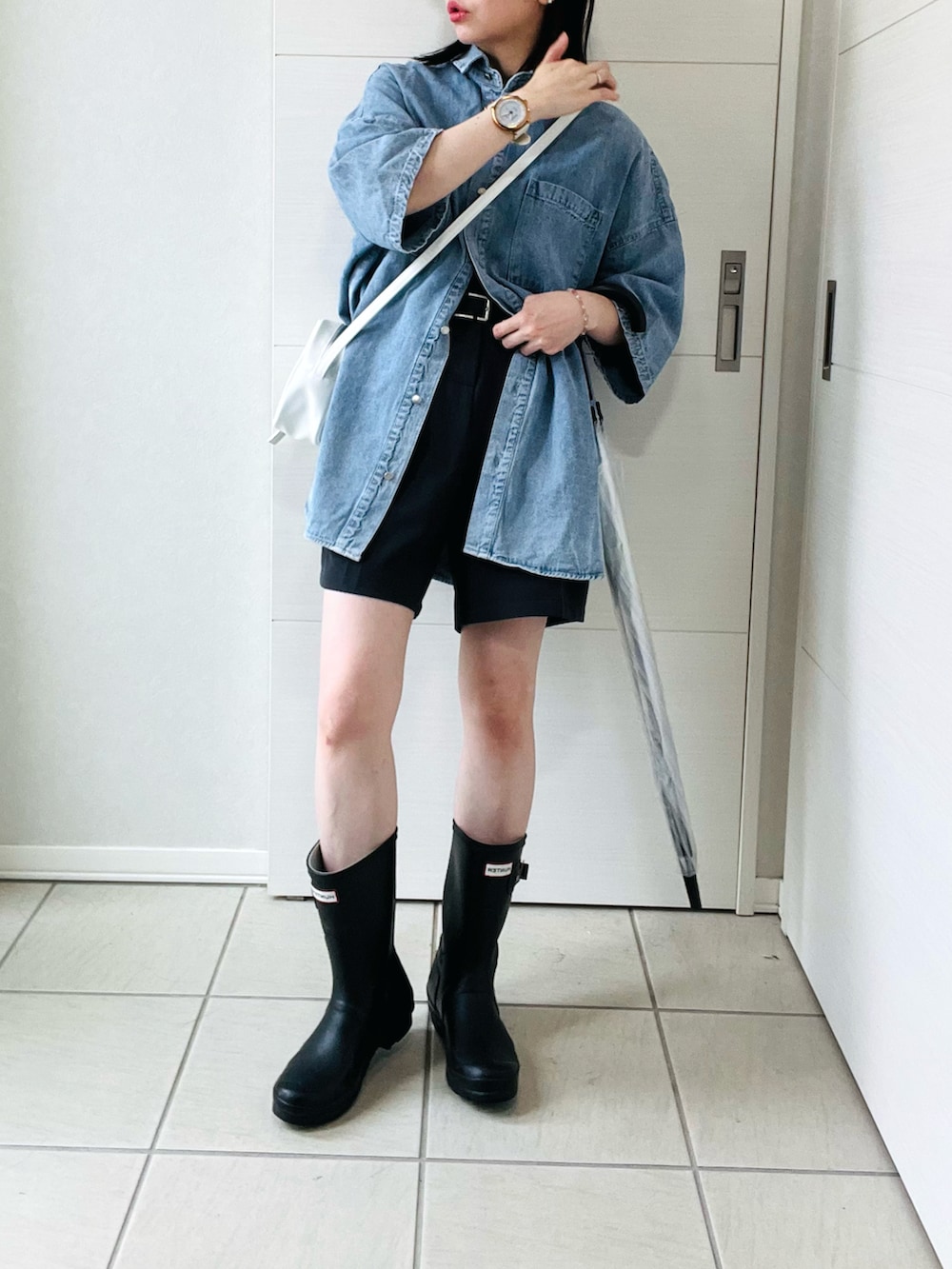 ブルー系のシャツ/ブラウス、グレー系のその他パンツ、ホワイト系のショルダーバッグを着用したレディースの夏コーディネートの4枚目の写真