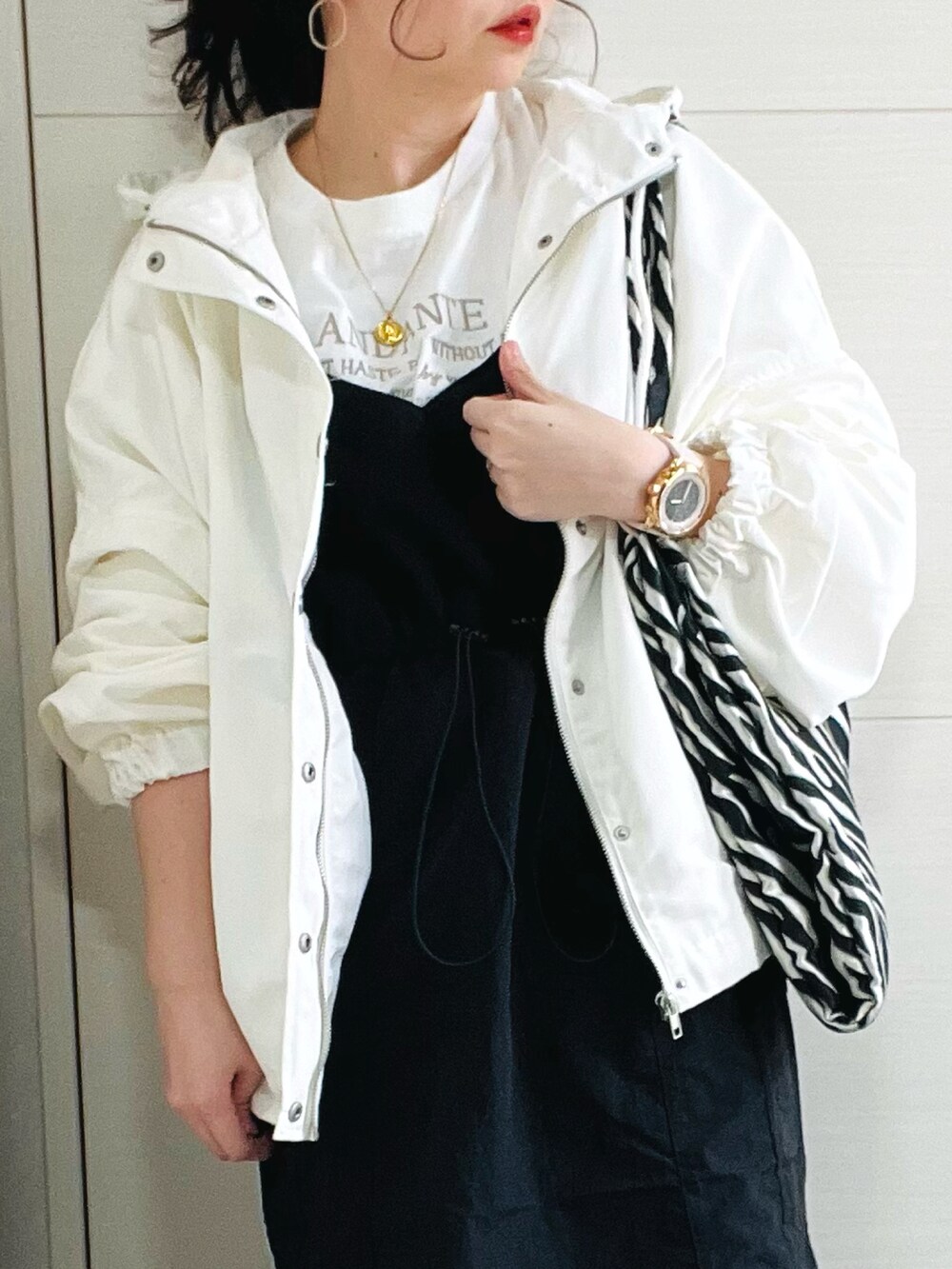 「休日スタイル、おでかけコーデ、大人かわいい、大人コーデ、モノトーン、マウンテンパーカー、キャミワンピ、tiptop、tiptop_pocket、tipコーデ、低身長コーデ、低身長、低身長女子、ボリューム袖、プチプラ」|「tiptopのビッグシルエットマウンテンパーカー(マウンテンパーカー、ホワイト系)」を使った、❁⃘asa❁⃘さん(レディース・150cm)の春コーディネートの3枚目の写真