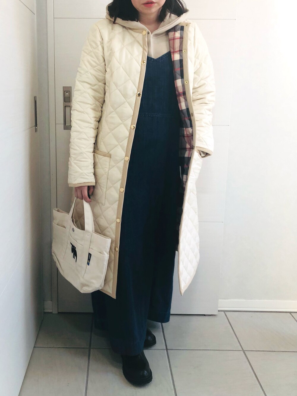 ホワイト系のノーカラーコート、ブルー系のセットアップ、ブラック系のブーツを着用したレディースの秋コーディネートの3枚目の写真