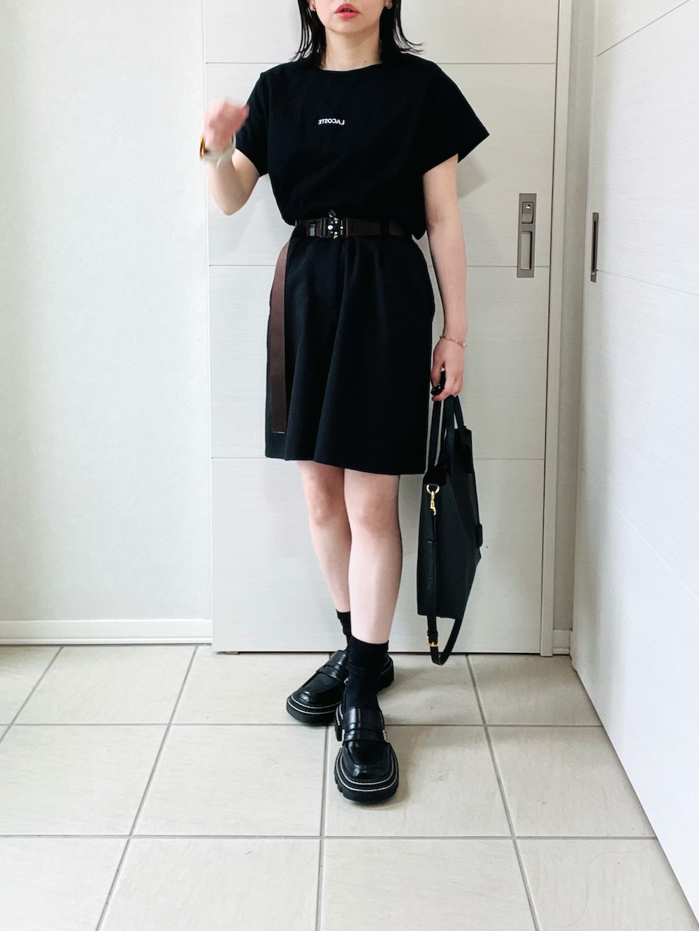 ブラック系のTシャツ/カットソー、ブラック系のその他パンツ、ブラック系のローファーを着用したレディースの春コーディネートの3枚目の写真