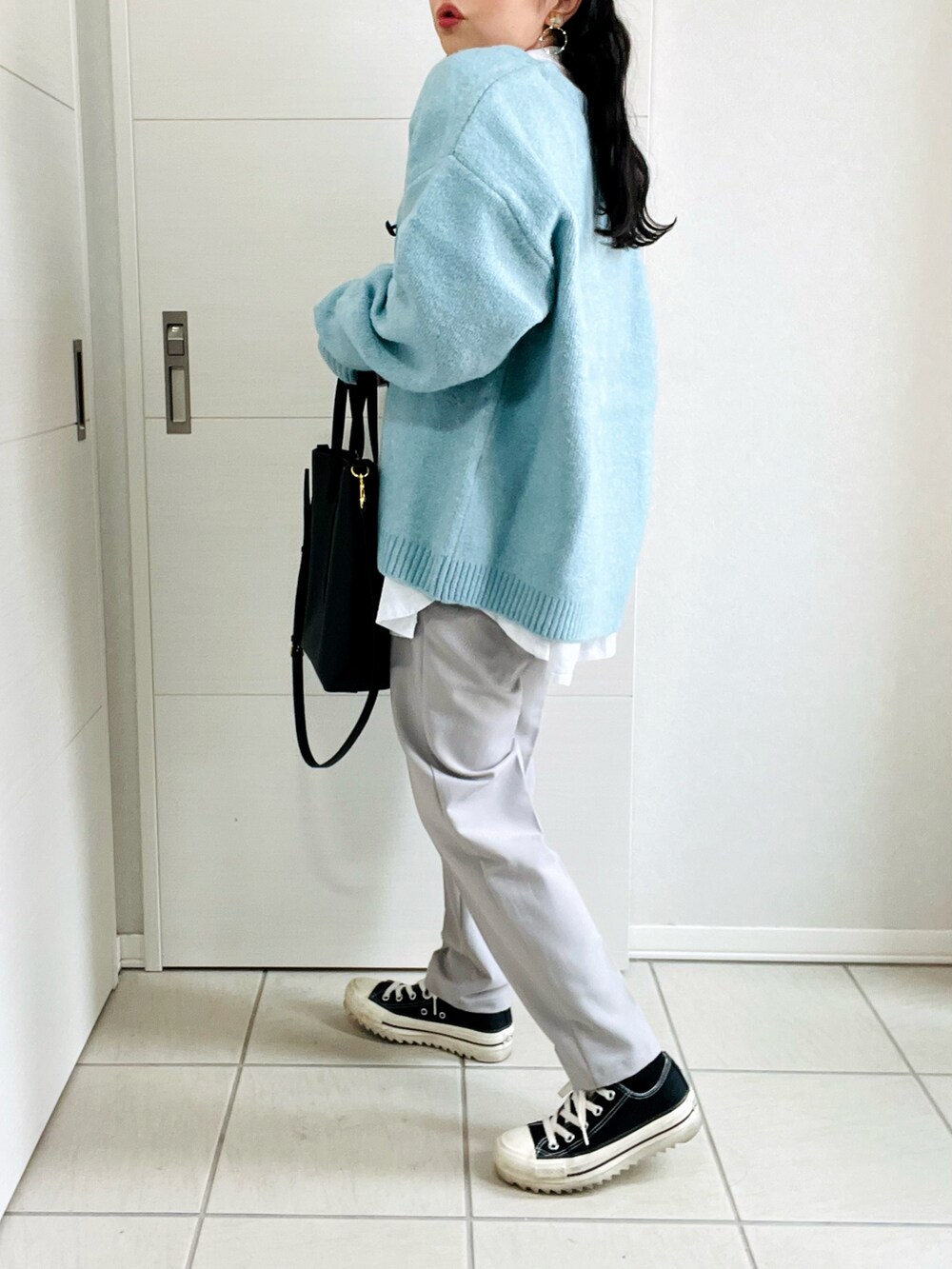 ホワイト系のシャツ/ブラウス、ブルー系のカーディガン/ボレロ、シルバー系のその他パンツを着用したレディースの秋コーディネートの5枚目の写真