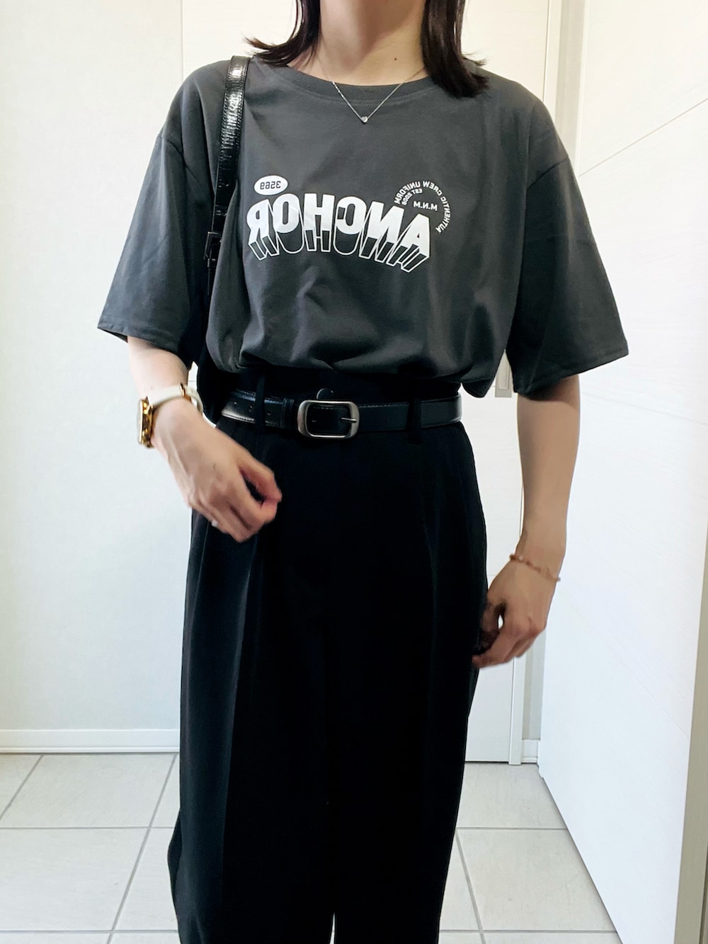 ブラック系のバレエシューズ、グレー系のTシャツ/カットソー、ブラック系のスラックスを着用したレディースの夏コーディネートの2枚目の写真