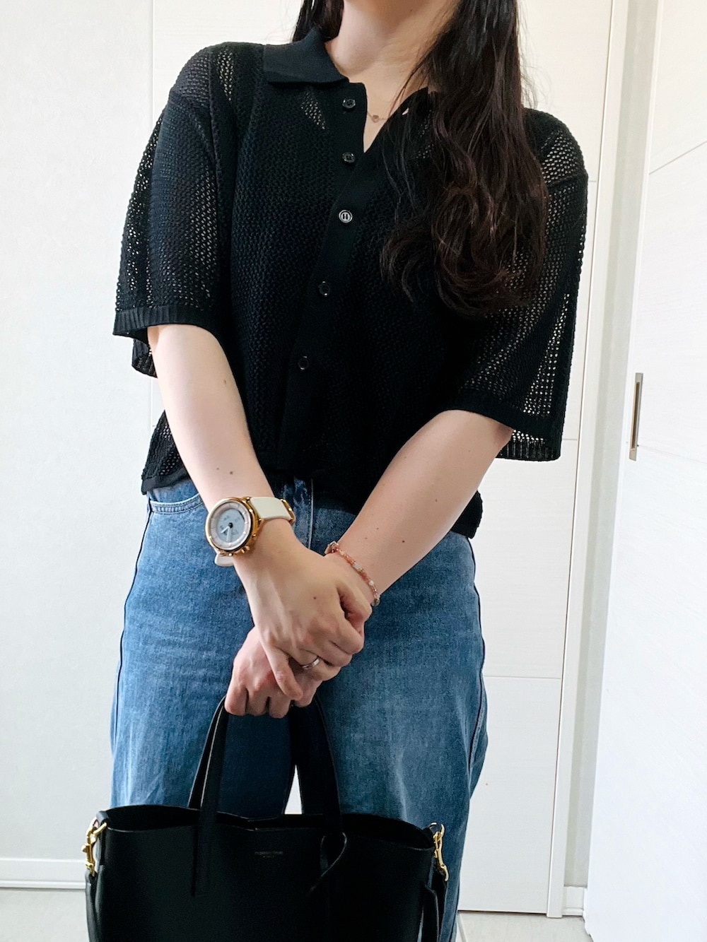 ブラック系のカーディガン/ボレロ、ブルー系のデニムパンツ、グレー系のサンダルを着用したレディースの夏コーディネートの2枚目の写真