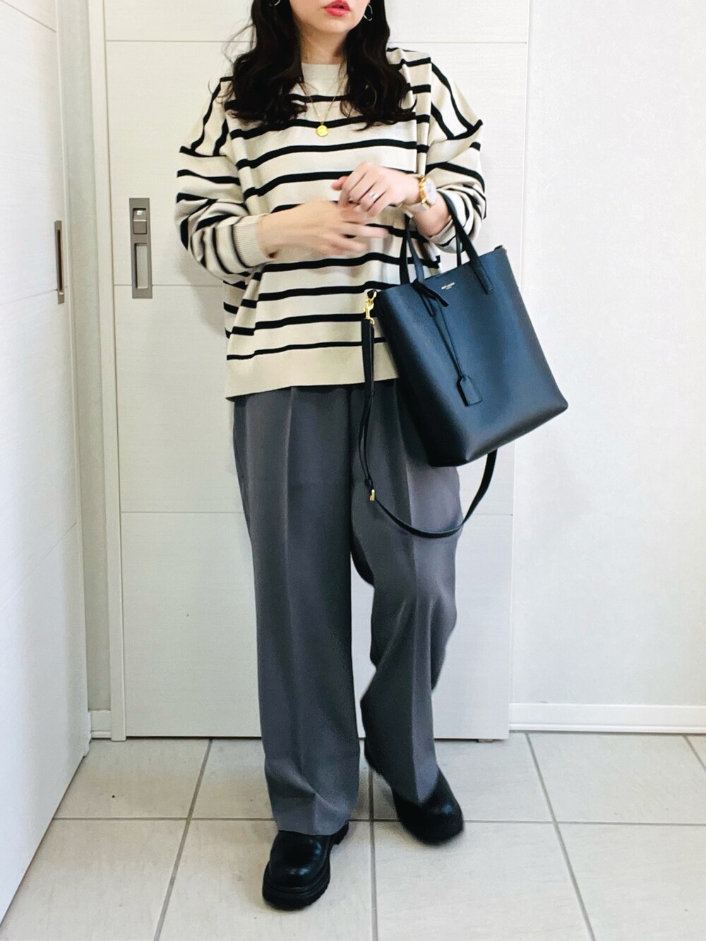 「秋服、休日コーデ、大人カジュアル、大人女子、低身長コーデ、低身長女子、低身長、ボーダー、スラックス、モノトーン、モノトーンコーデ、シンプルコーデ、休日スタイル、シンプル、オトナカジュアル」｜「recaのボーダーニットプルオーバー（ニット/セーター、ホワイト系）」を使った、❁⃘asa❁⃘さん（レディース・150cm）の秋コーディネートの3枚目の写真