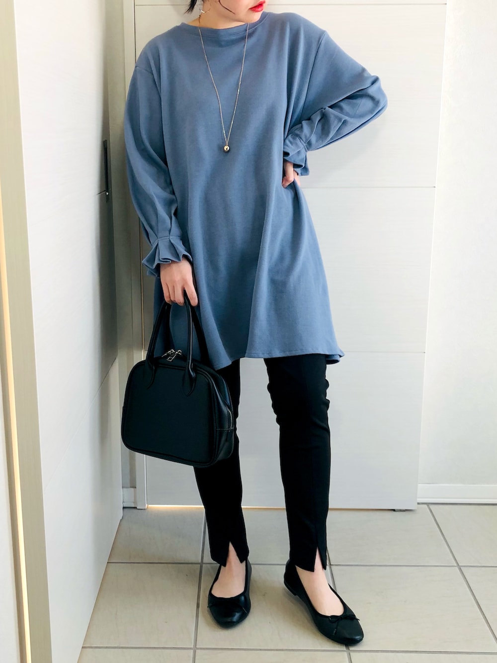 ブルー系のTシャツ/カットソー、ブラック系のその他パンツ、ブラック系のバレエシューズを着用したレディースの冬コーディネートの2枚目の写真