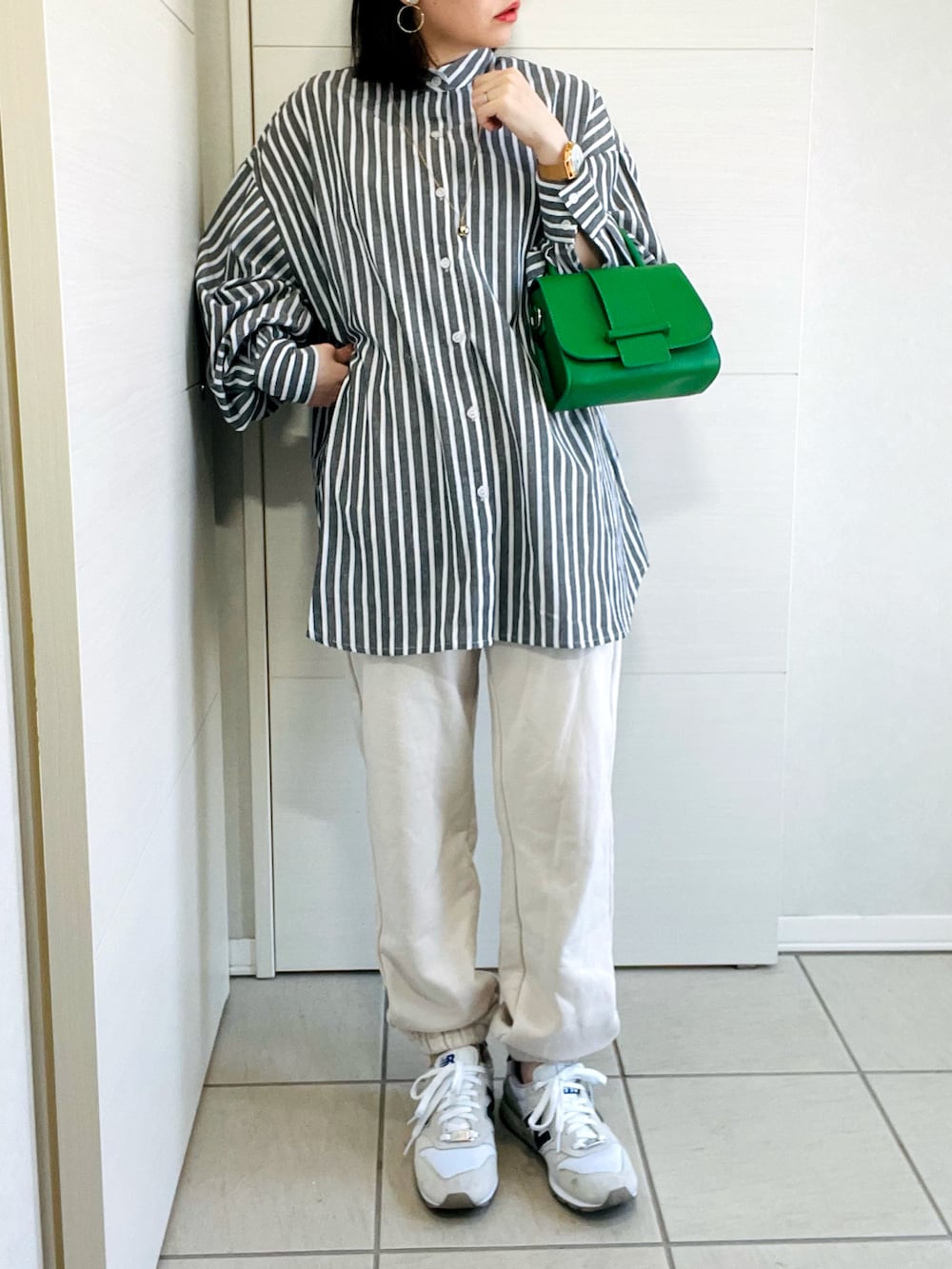 ブラック系のシャツ/ブラウス、ホワイト系のスウェットパンツ、ホワイト系のスニーカーを着用したレディースの春コーディネートの2枚目の写真