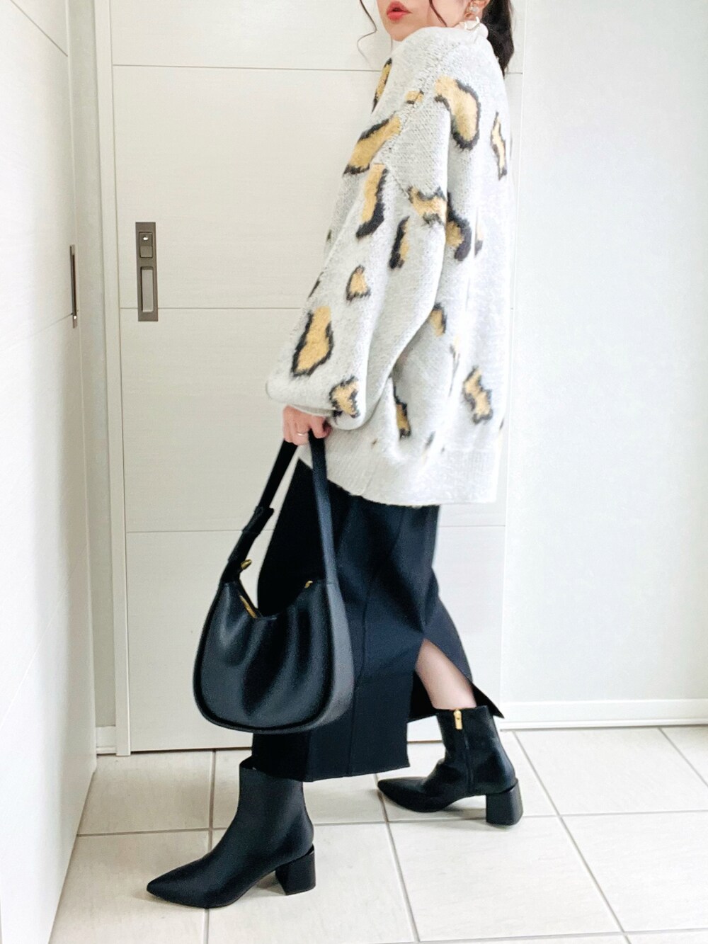 その他のカーディガン/ボレロ、ホワイト系のニット/セーター、ブラック系のスカートを着用したレディースの秋コーディネートの5枚目の写真
