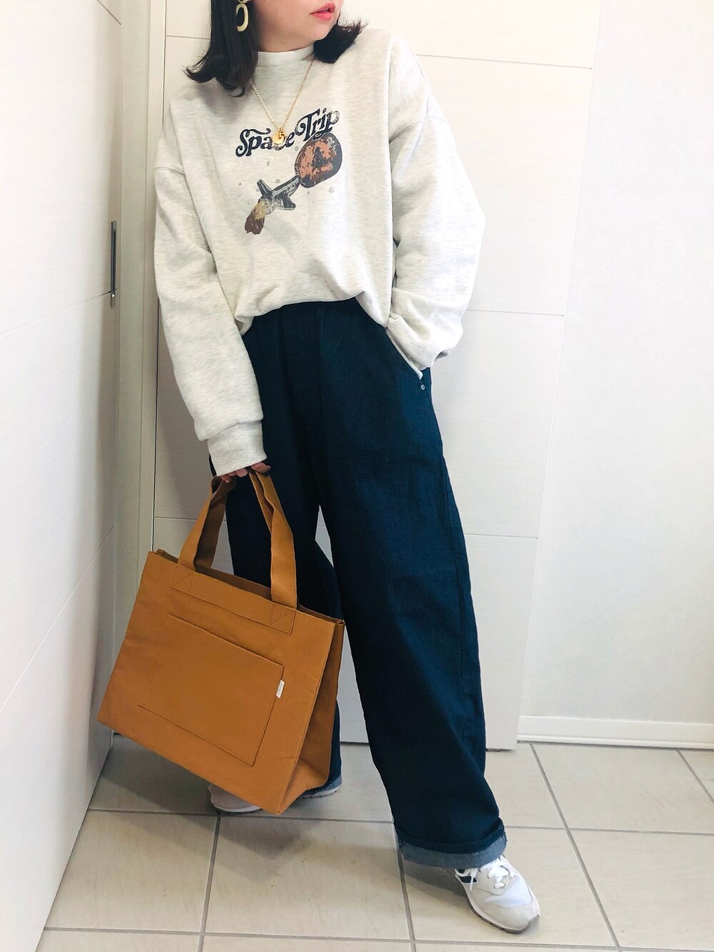 ベージュ系のスウェット、ブルー系のその他パンツ、ホワイト系のスニーカーを着用したレディースの冬コーディネートの2枚目の写真