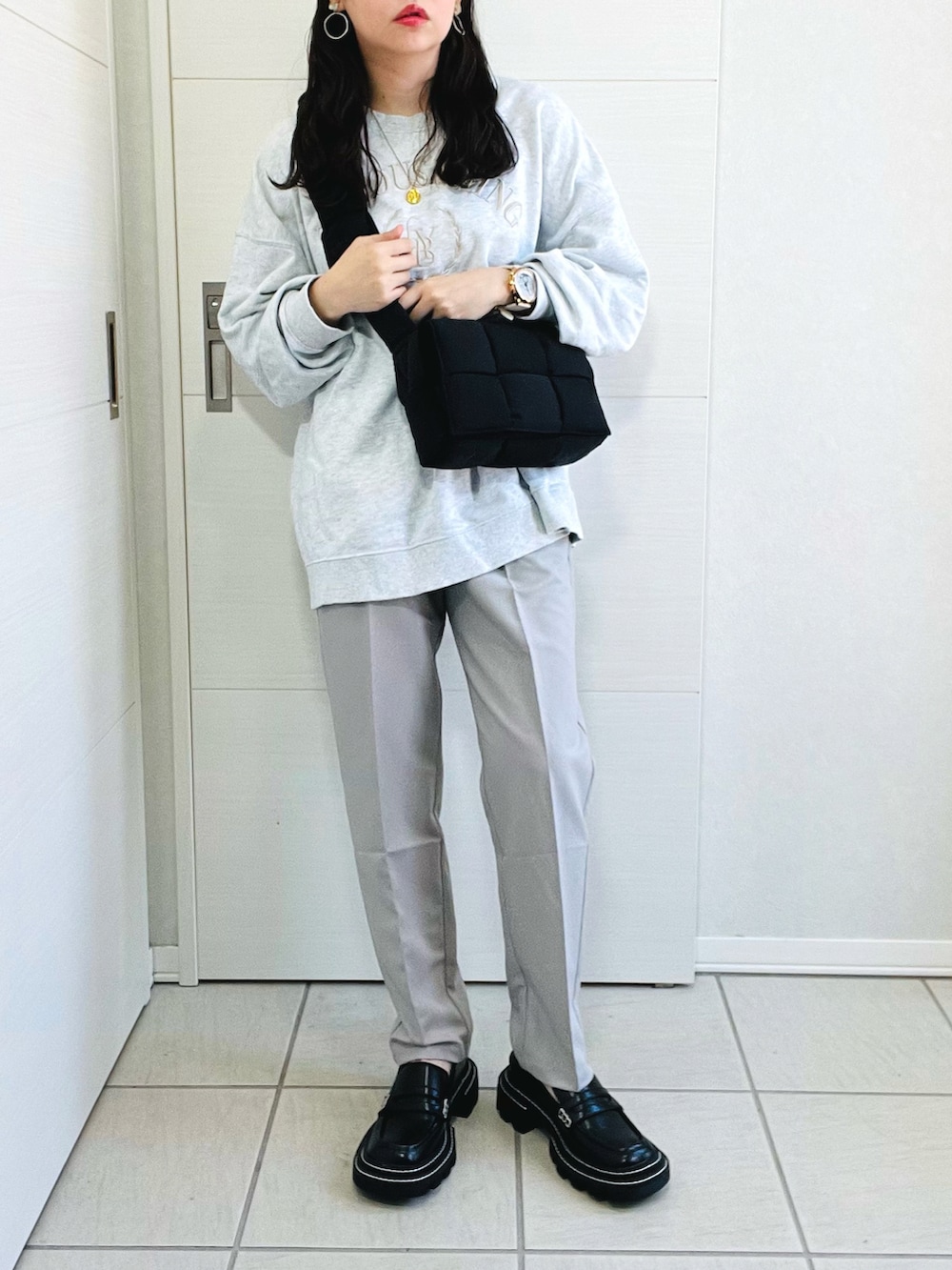 グレー系のスウェット、シルバー系のその他パンツ、ブラック系のローファーを着用したレディースの秋コーディネートの5枚目の写真