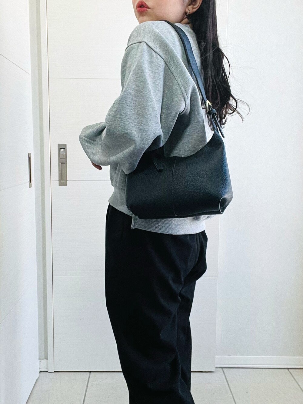 グレー系のセットアップ、ブラック系のその他パンツ、ブラック系のスニーカーを着用したレディースの春コーディネートの3枚目の写真