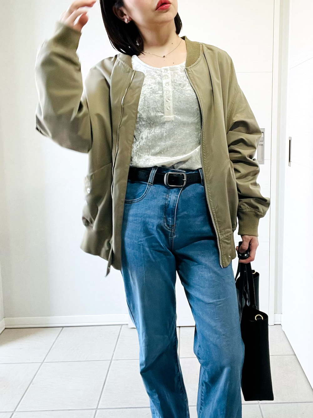 ホワイト系のTシャツ/カットソー、グリーン系のMA-1、ブルー系のデニムパンツを着用したレディースの春コーディネートの2枚目の写真