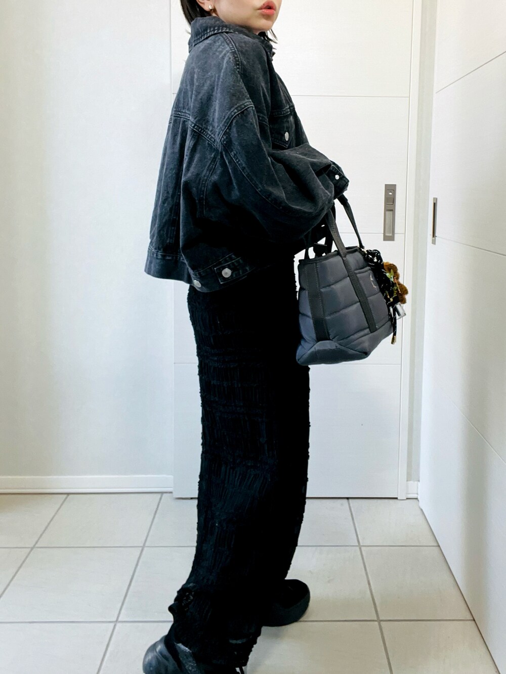 「真冬のあったかスタイル、デニムジャケット、ナロースカート、フリルスカート、ニット、ラメニット、スニーカー、tiptop_pocket、tiptop、tipコーデ、低身長、低身長コーデ、低身長女子」｜「tiptopの[丈が選べる]デニムGジャン（デニムジャケット、ブラック系）」を使った、❁⃘asa❁⃘さん（レディース・150cm）の冬コーディネートの3枚目の写真