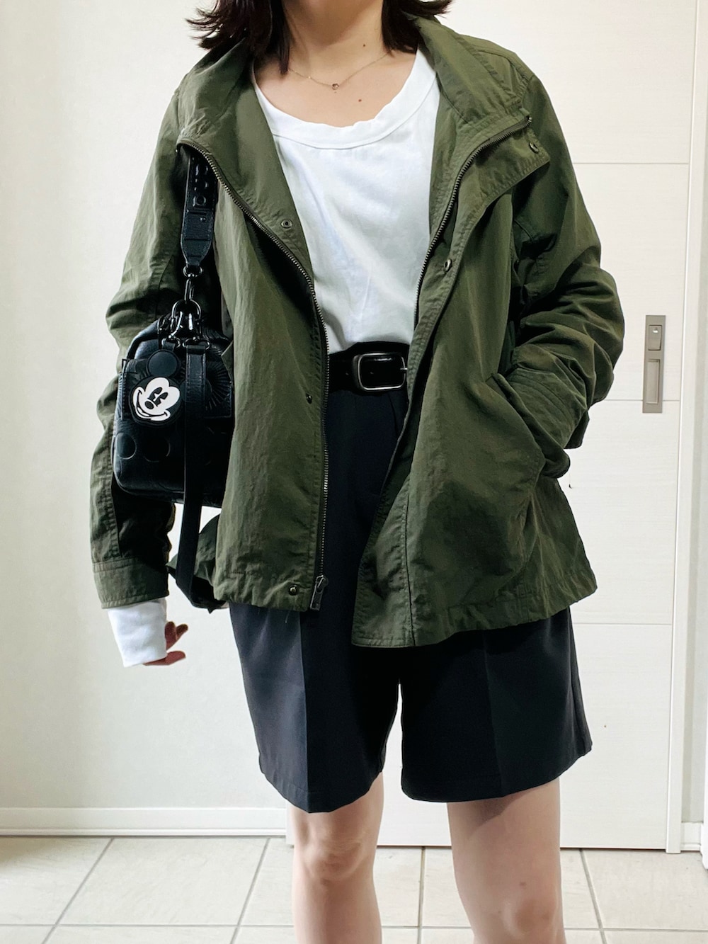 グレー系のその他パンツ、ブラック系のハンドバッグ、ホワイト系のTシャツ/カットソーを着用したレディースの秋コーディネートの2枚目の写真