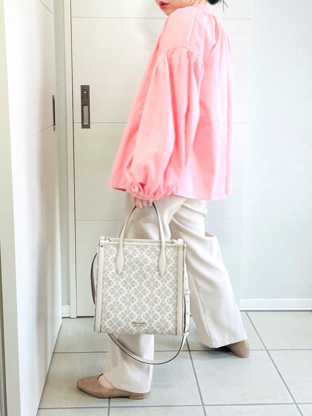 ピンク系のシャツ/ブラウス、ホワイト系のTシャツ/カットソー、ホワイト系のスラックスを着用したレディースの春コーディネートの4枚目の写真