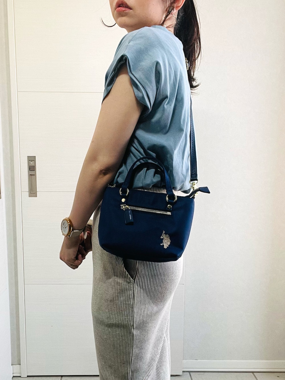 ブルー系のTシャツ/カットソー、ベージュ系のスカート、ホワイト系のスニーカーを着用したレディースの夏コーディネートの5枚目の写真