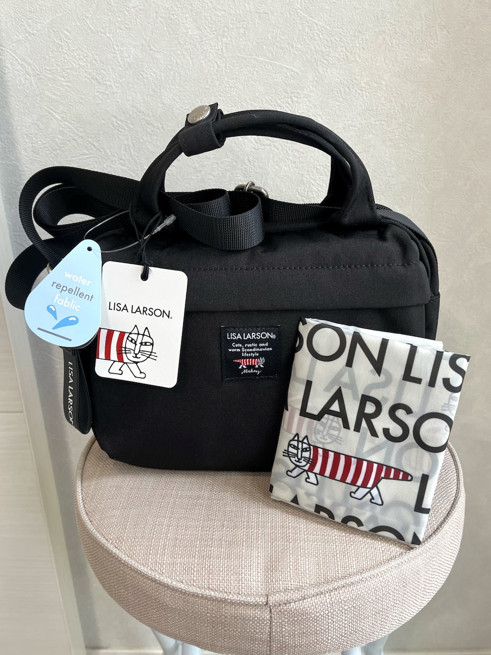 パープル系のシャツ/ブラウス、その他のその他パンツ、ブラック系のショルダーバッグを着用したレディースの夏コーディネートの2枚目の写真