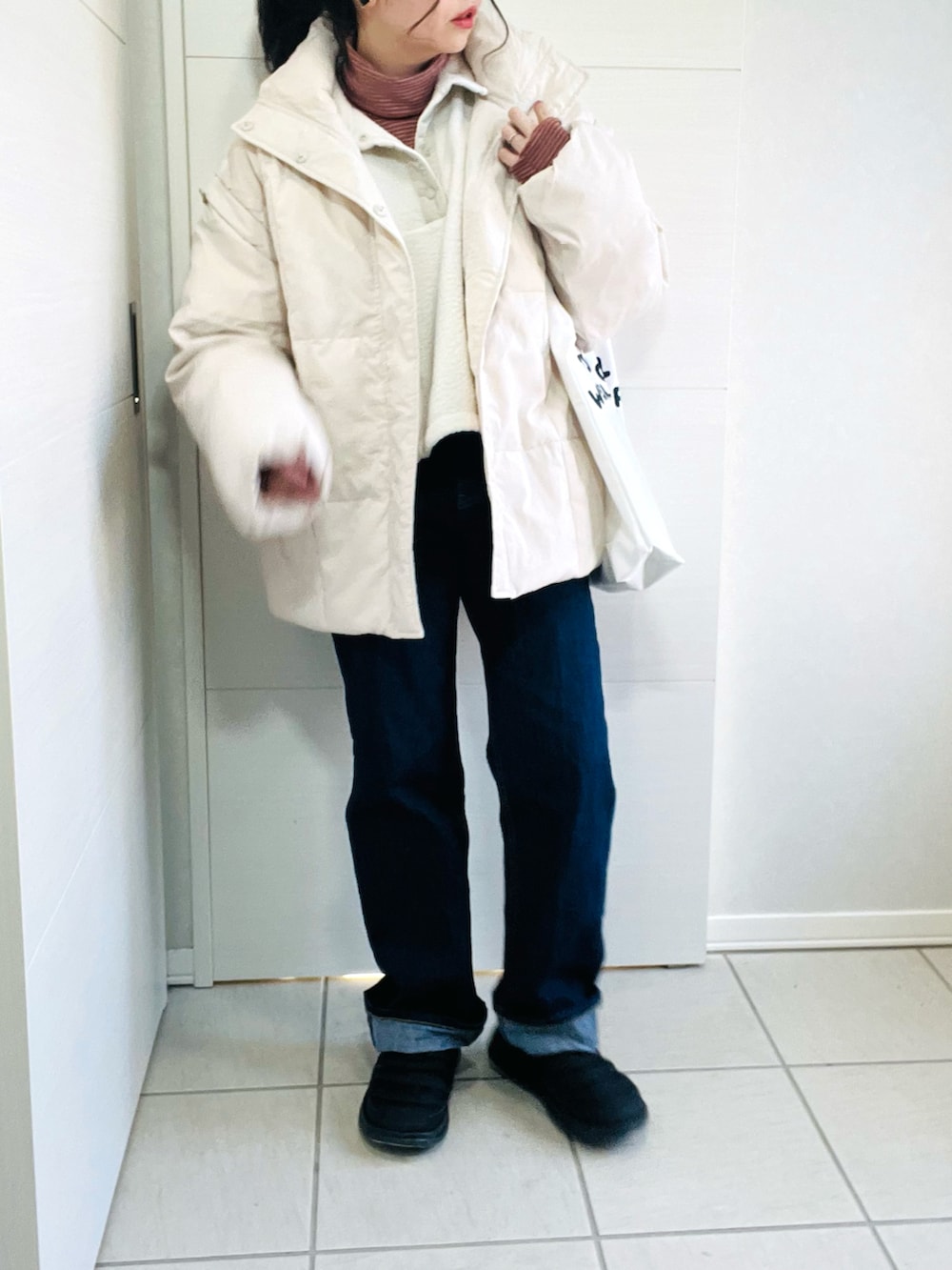 ホワイト系のダウンジャケット/コート、レッド系のTシャツ/カットソー、ホワイト系のTシャツ/カットソーを着用したレディースの冬コーディネートの2枚目の写真