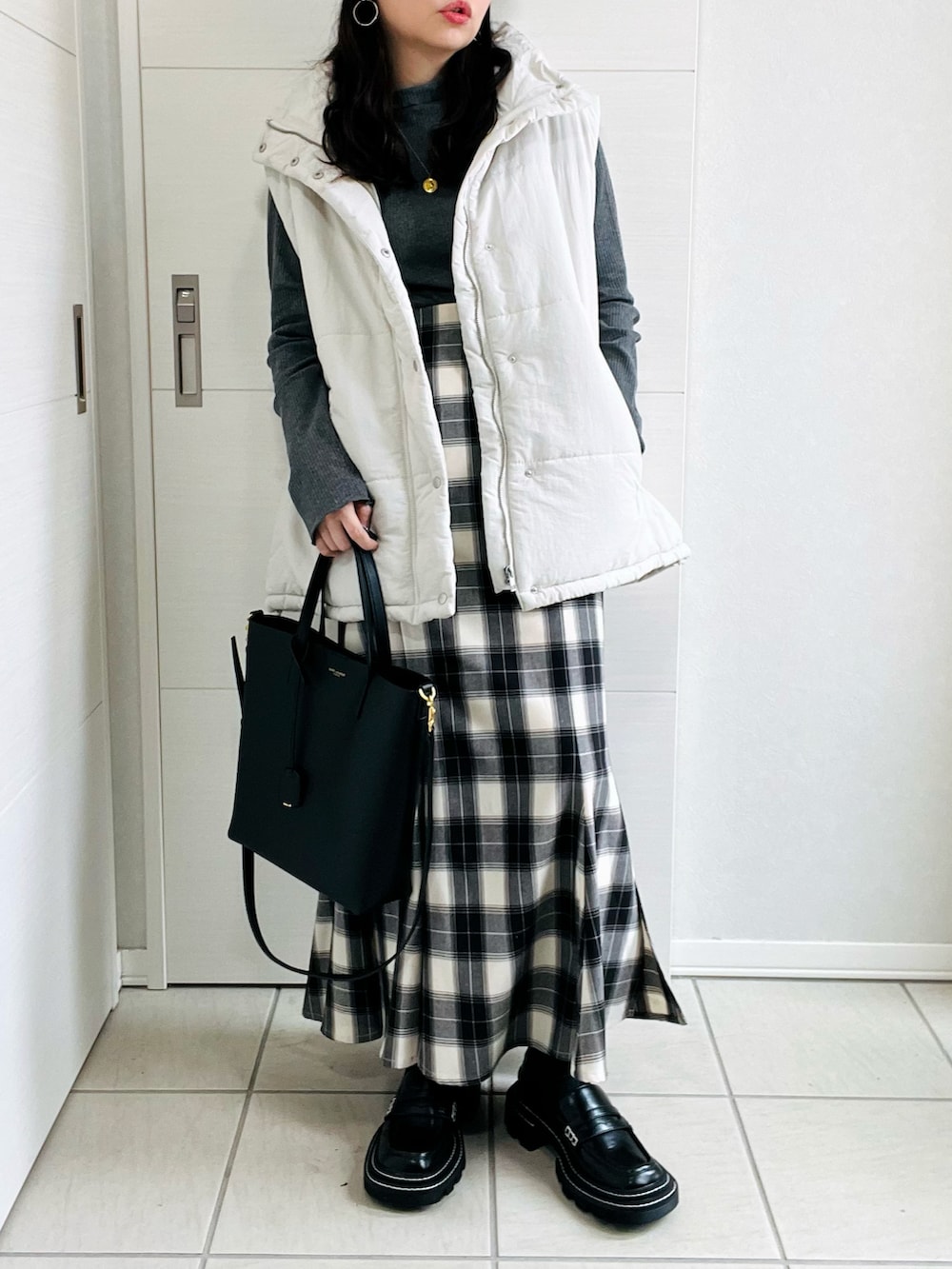 「秋先取りコーデ、秋冬、おでかけコーデ、ダウンベスト、秋服コーデ、低身長、低身長コーデ、低身長女子、tiptop、tiptop_pocket、tipコーデ、チェック柄、チェックスカート、マーメイドスカート、ハイネックトップス」|「tiptopの【選べる2タイプ】スタンドカラーBIGベスト(ベスト、ホワイト系)」を使った、❁⃘asa❁⃘さん(レディース・150cm)の秋コーディネートの5枚目の写真