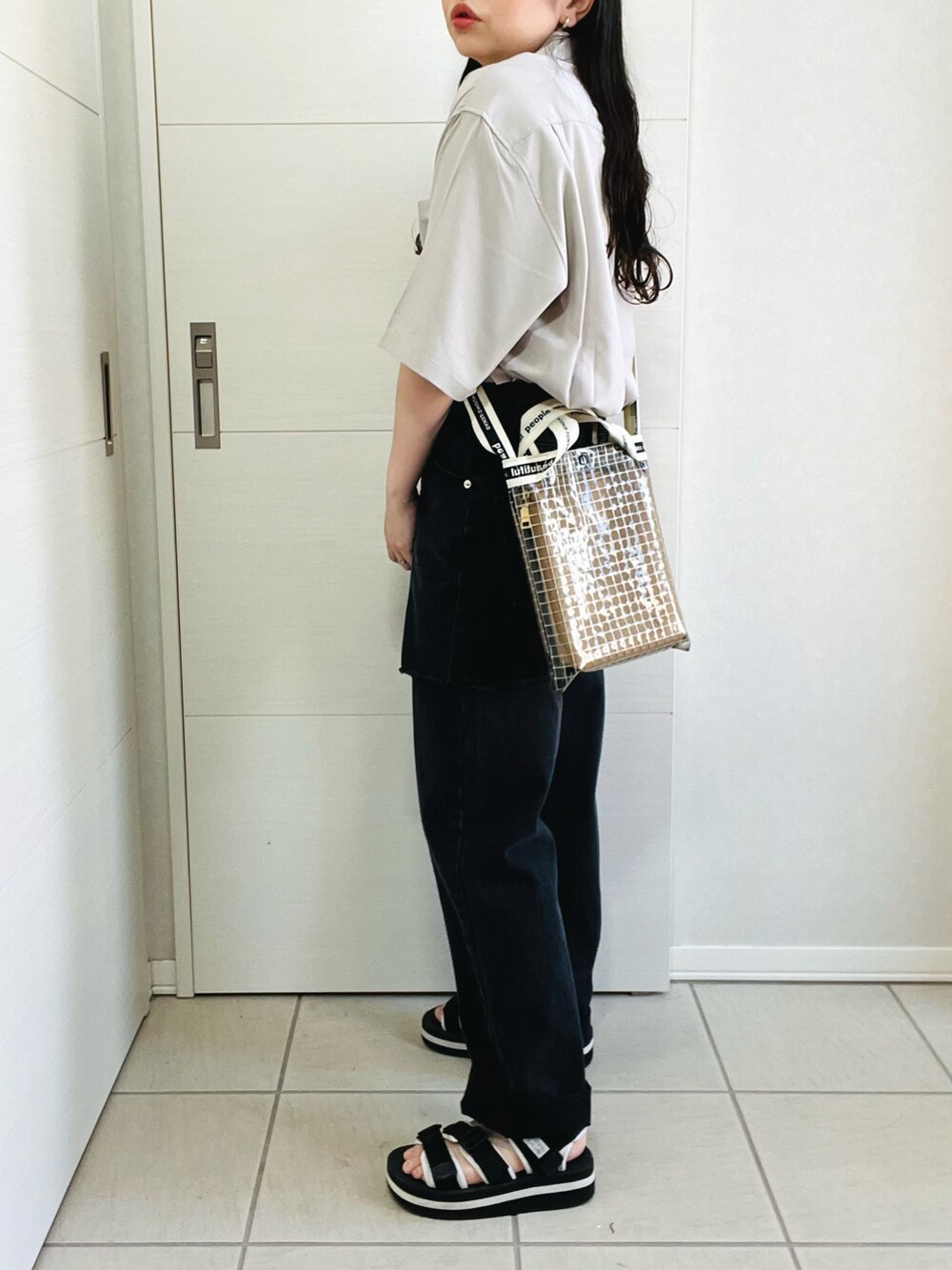 ベージュ系のシャツ/ブラウス、ブラック系のデニムパンツ、ブラック系のサンダルを着用したレディースの春コーディネートの5枚目の写真