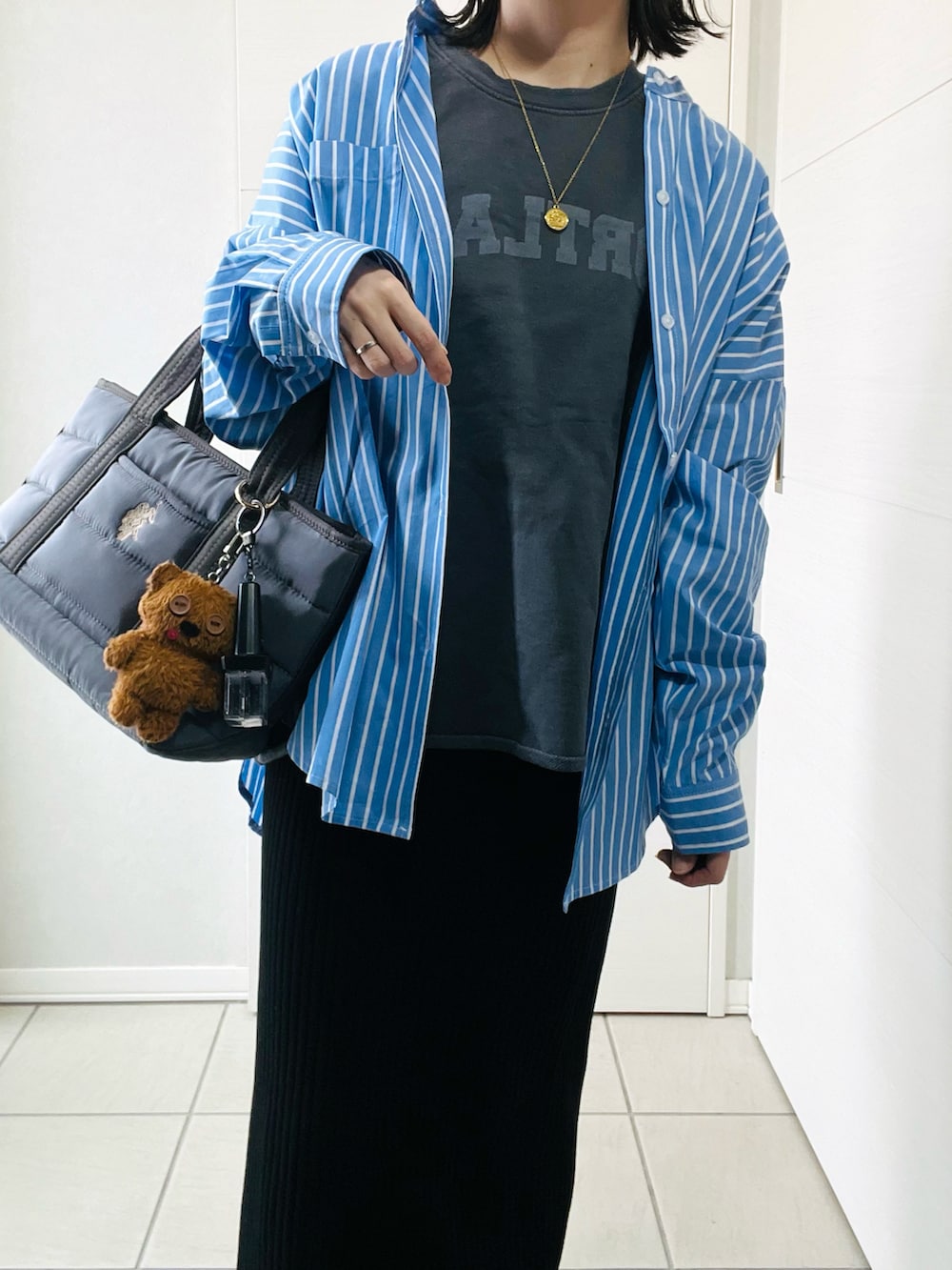 ブルー系のシャツ/ブラウス、グレー系のスウェット、ブラック系のスカートを着用したレディースの春コーディネートの2枚目の写真