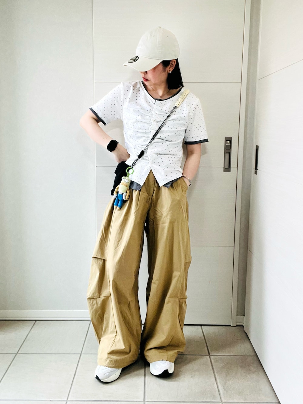 ホワイト系のTシャツ/カットソー、ベージュ系のその他パンツ、ホワイト系のスニーカーを着用したレディースの夏コーディネートの3枚目の写真