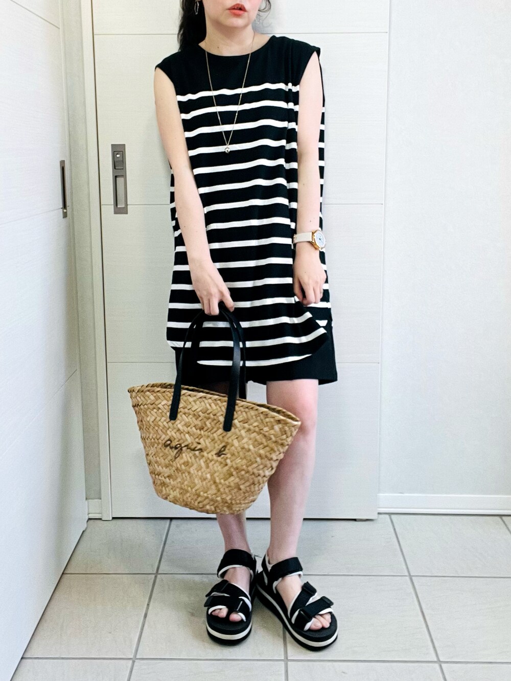 ブラック系のタンクトップ、ブラック系のその他パンツ、ブラック系のサンダルを着用したレディースの夏コーディネートの2枚目の写真