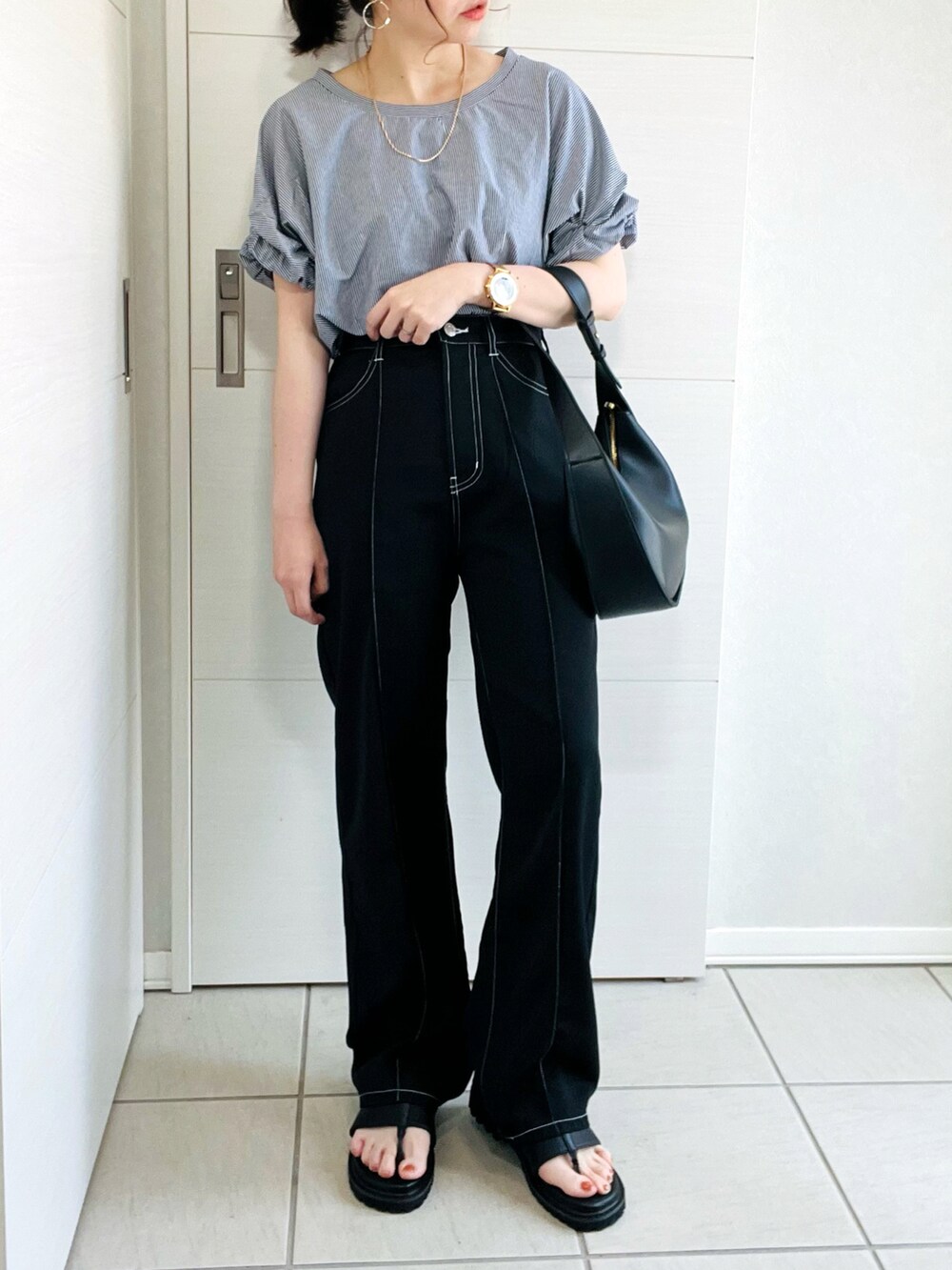 ブルー系のTシャツ/カットソー、ブラック系のその他パンツ、ブラック系のサンダルを着用したレディースの夏コーディネートの4枚目の写真
