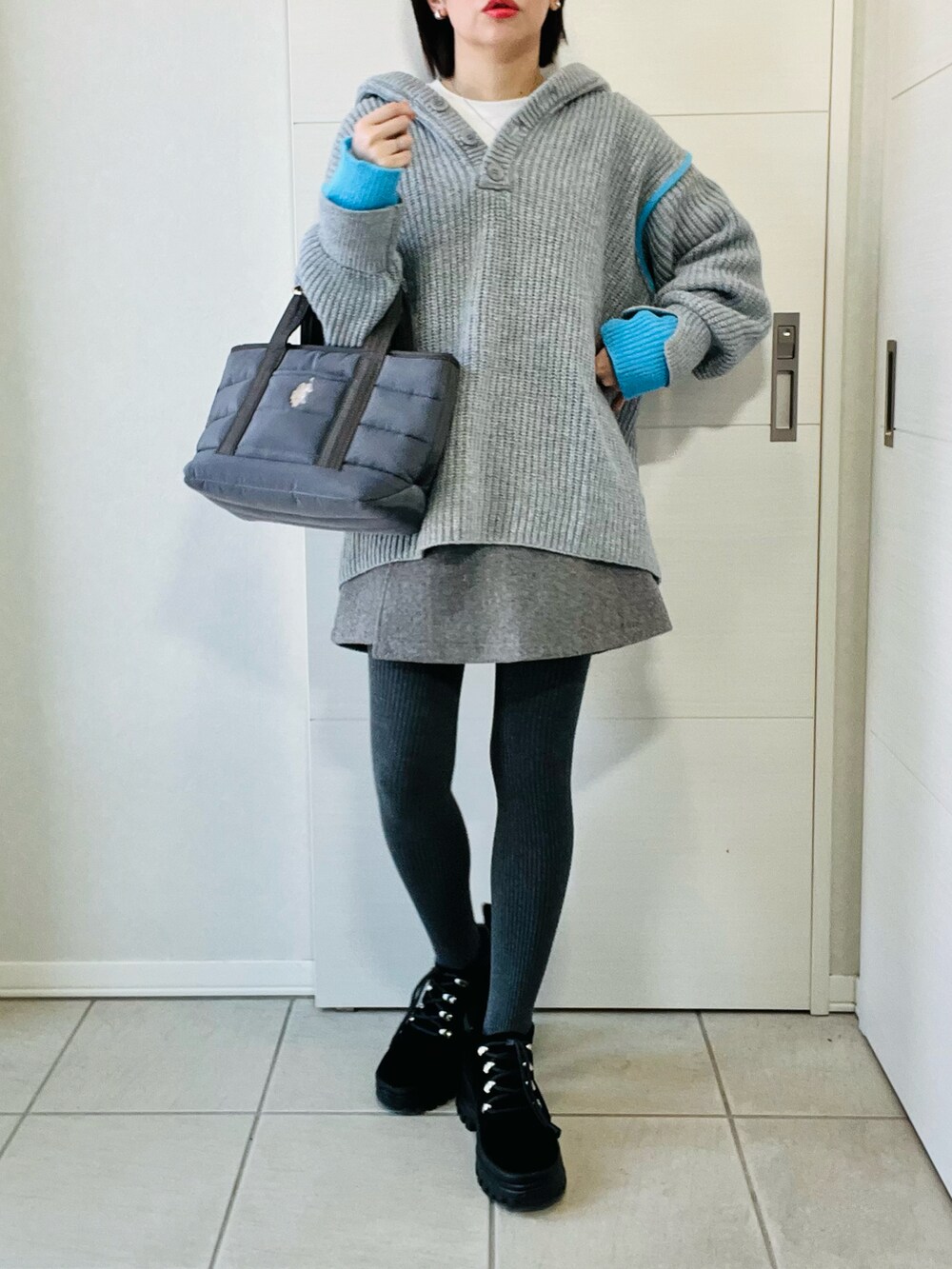 グレー系のニット/セーター、ブラック系のブーツ、グレー系のその他パンツを着用したレディースの冬コーディネートの4枚目の写真